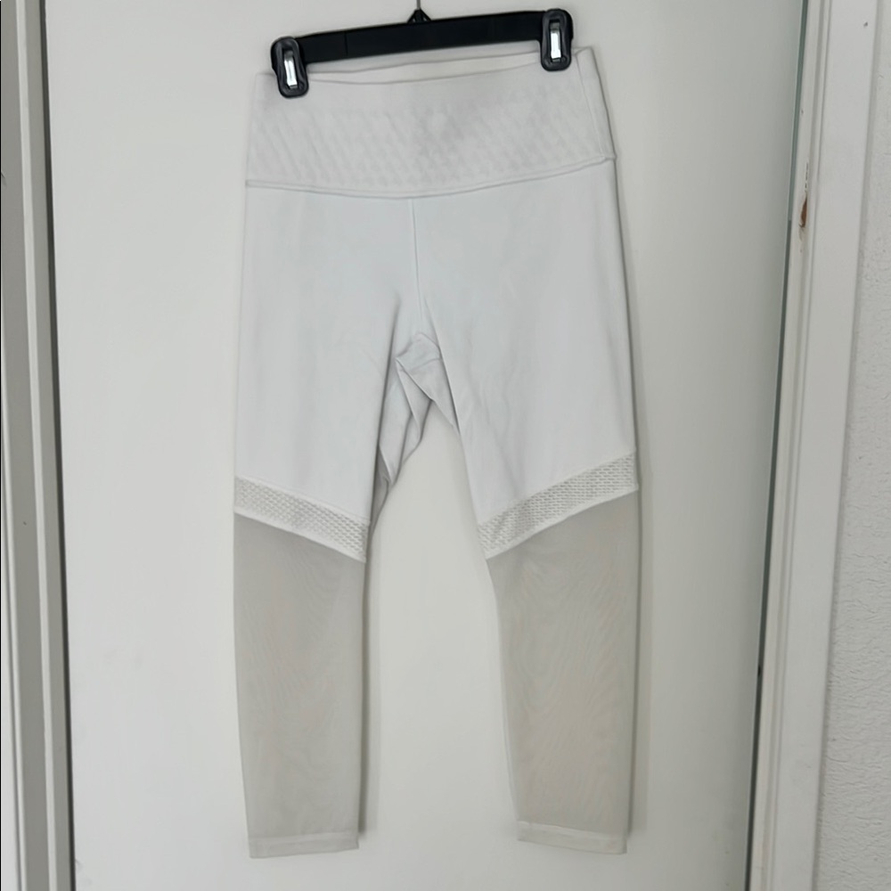 New Balance White Leggings with Soft Texture and Form-Fitting Design
